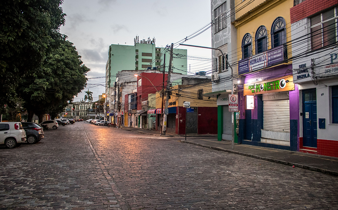 Rua deserta na Mouraria.