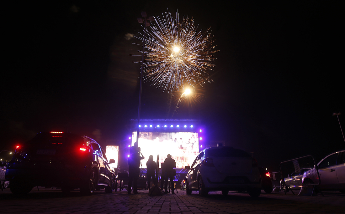 Fogos de artifício marcaram a primeira noite do drive-in de Salvador.