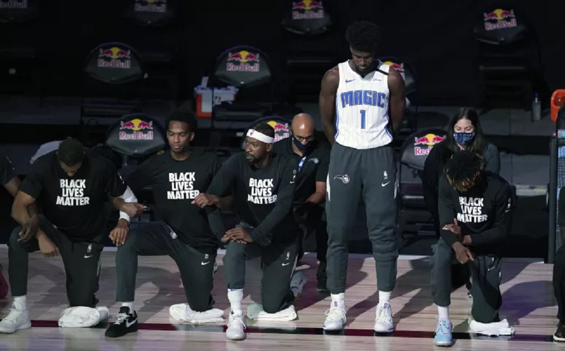 Jogador dos Orlando Magic, Jonathan Isaac ouviu hino dos Estados Unidos de pé