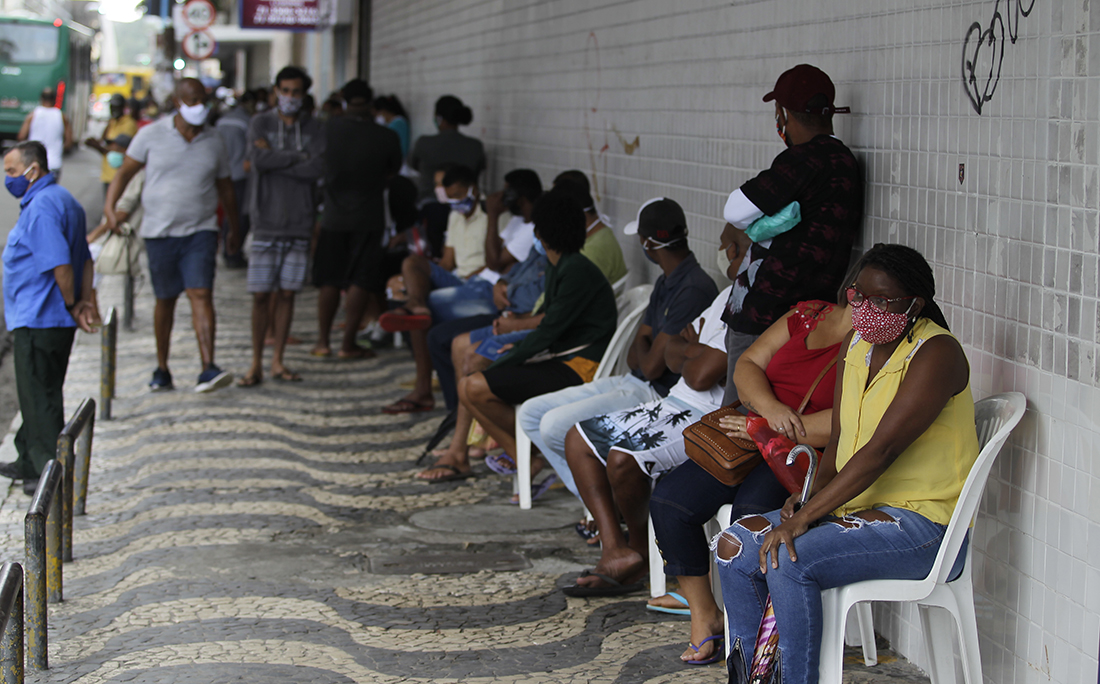 Na agência da caixa do Comércio, a fila se prolongava por todo o quarteirão.