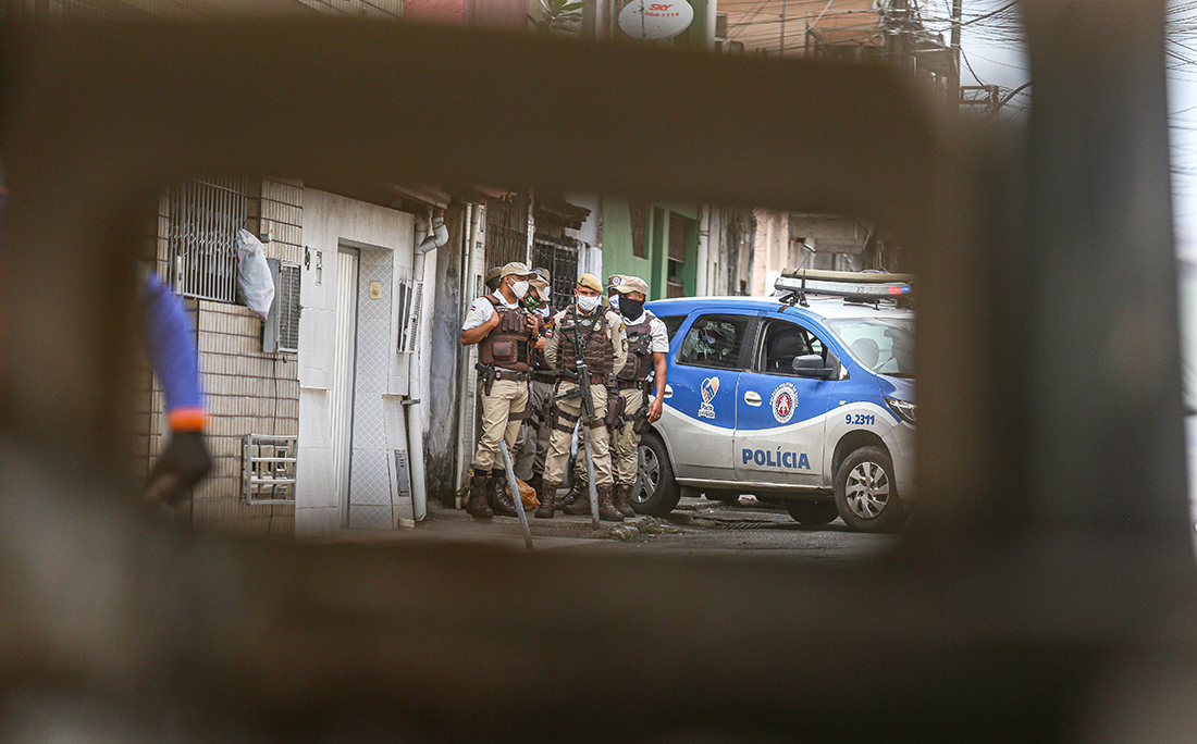 Policiais militares faziam a segurança do local.