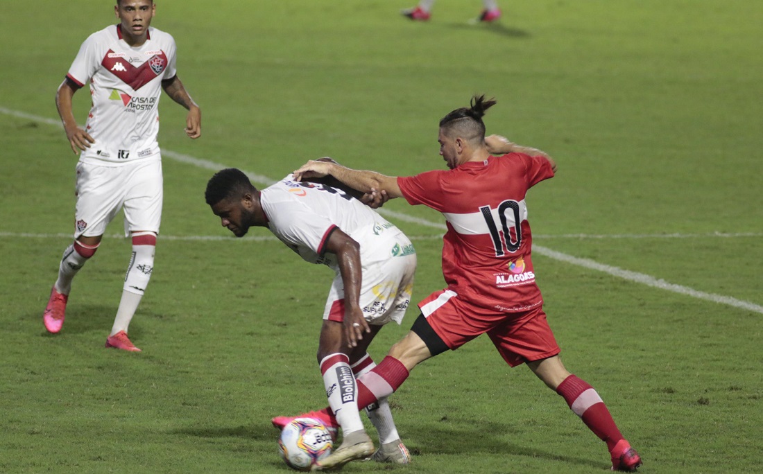Rubro-negro Rafael Carioca é marcado por Diego Torres, do CRB