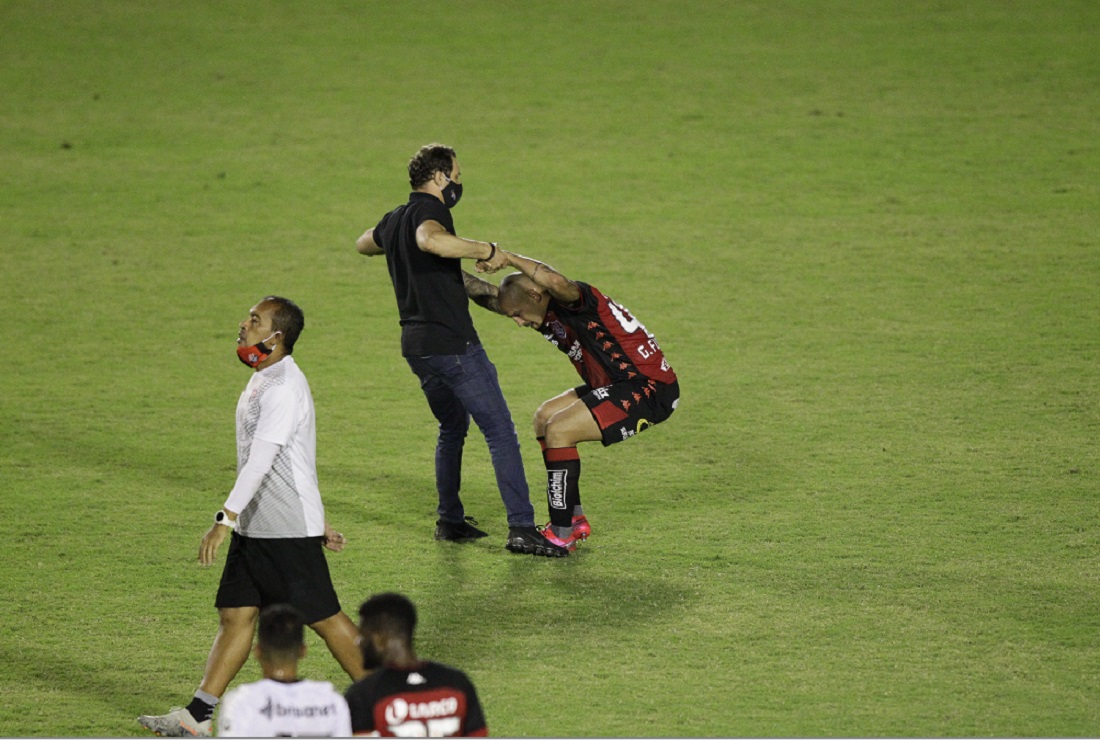 Bruno Pivetti levanta o zagueiro Gabriel Furtado após a eliminação