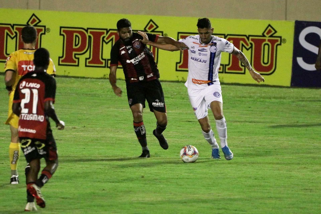 Wallace foi titular na derrota por 1x0 contra o Confiança, no Batistão