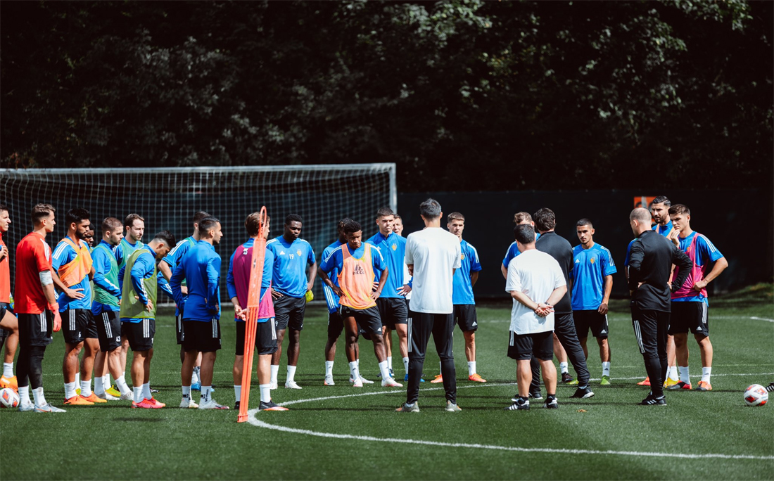 Mesmo sem contrato, Ramires (de colete laranja) segue incorporado ao elenco do Basel