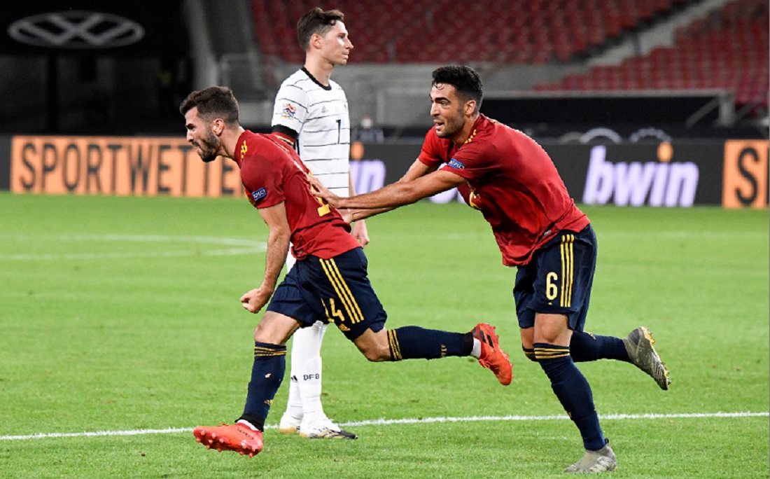 Gayà e Merino comemoram o gol de empate da Espanha contra a Alemanha aos 50 minutos do 2º tempo
