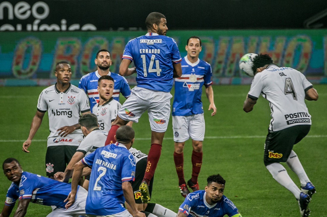 Gil marcou o terceiro gol do Corinthians em lance polêmico