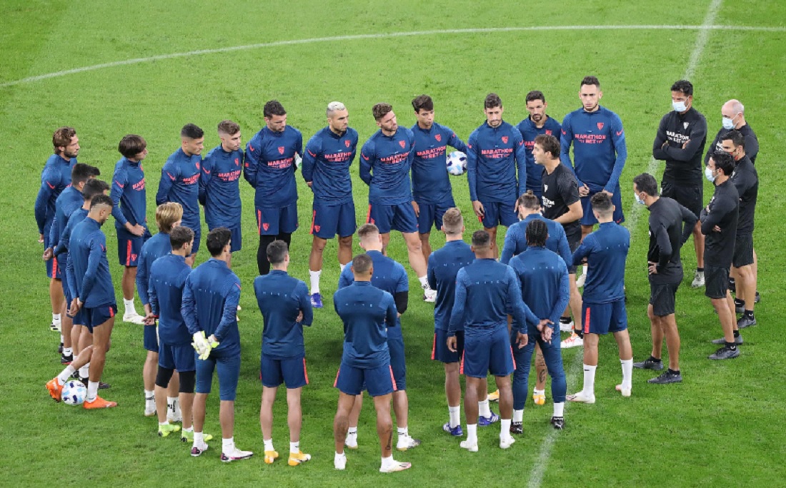 Lopetegui durante treino do Sevilla para partida contra o Bayern