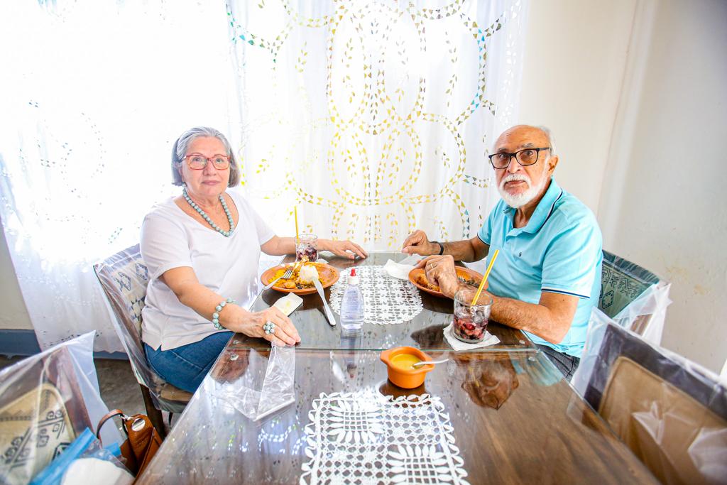 Graça Azevedo almoçava caruru completo no restaurante Dona Mariquita com o marido