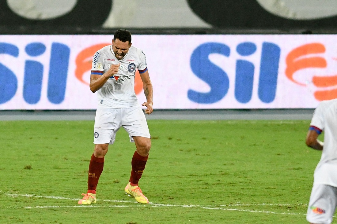 Gilberto vibra com o gol marcado por ele, o primeiro do Bahia contra o Botafogo