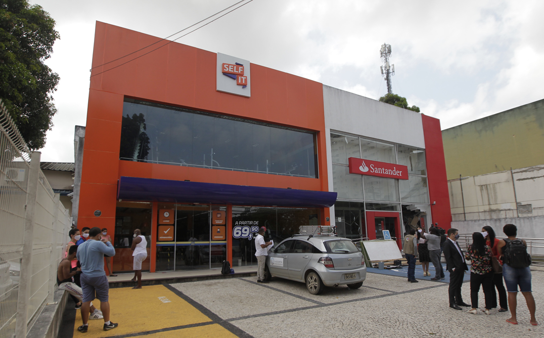 A academia Self It, que fica do lado do local do crime, teve suas atividades interrompidas por conta da situação.