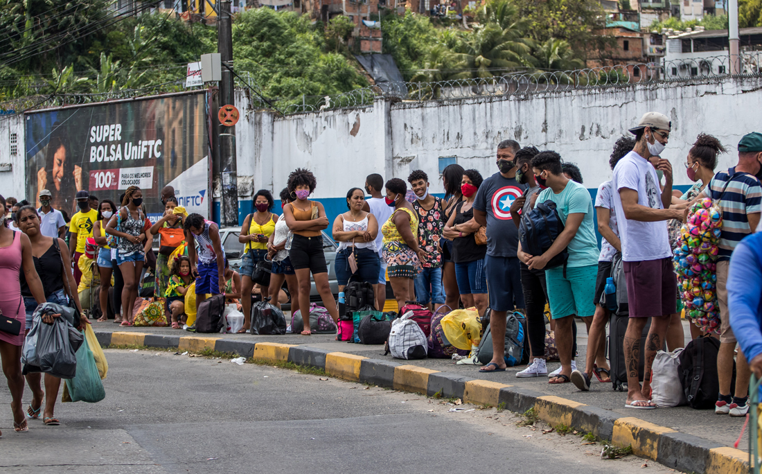 No ferry-boat, a fila de passageiros comuns estava se aproximando da Avenida Engenheiro Oscar Pontes.