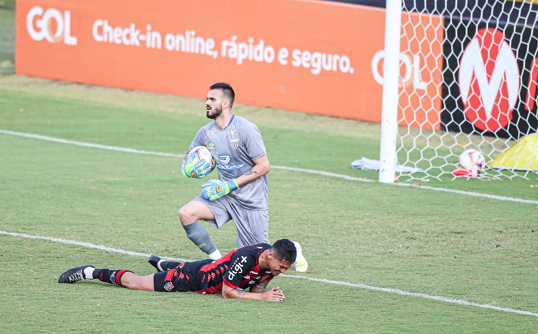 Léo Ceará lamenta durante derrota para o Avaí, no Barradão