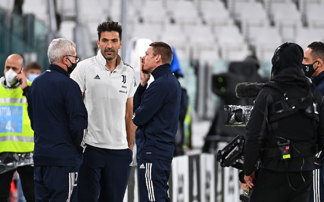 O goleiro Buffon, da Juventus, em conversa com integrantes da comissão técnica: equipe chegou a entrar em campo para duelo contra Napoli