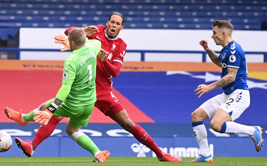 Entrada de Pickford em Van Dijk aconteceu no clássico entre Everton e Liverpool no sábado (17)