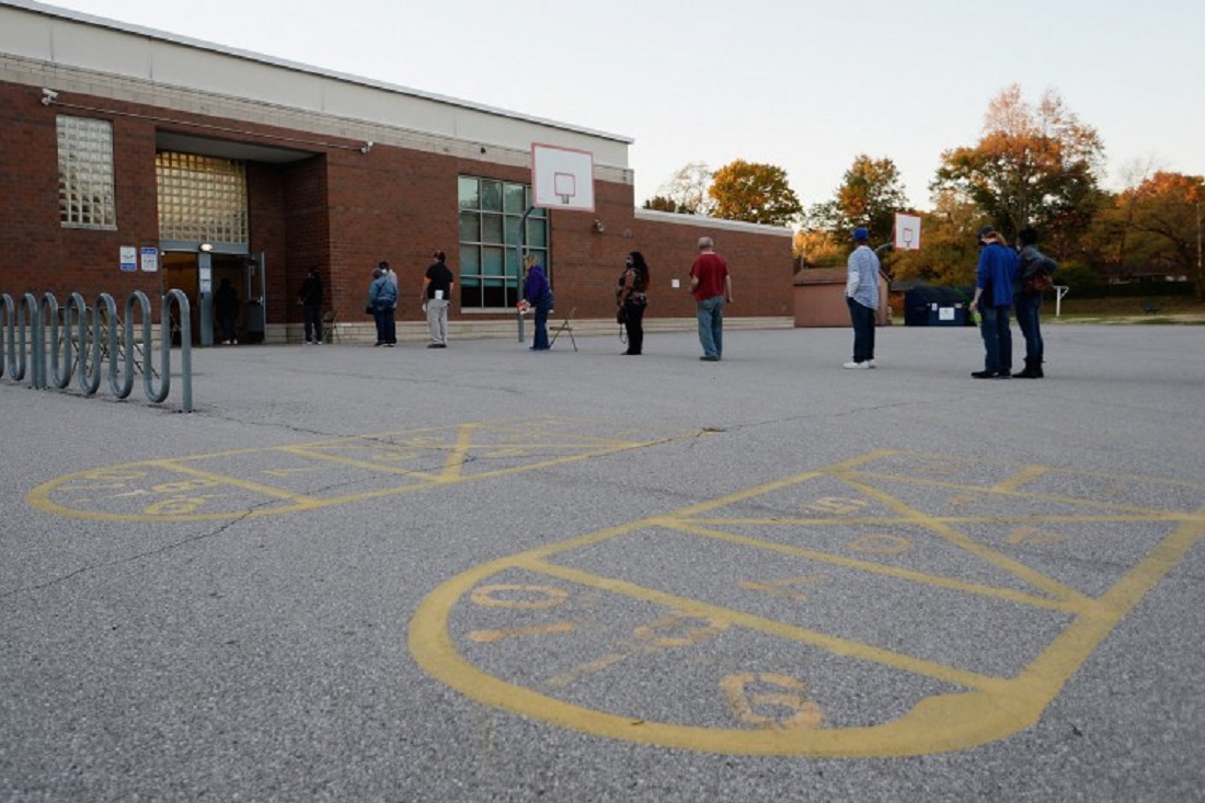 Alguns eleitores estavam empunhando bandeiras e cartazes com nomes de candidatos mas o clima de cordialidade prevaleceu nas zonas de votação da Flórida, assim como em alguns outros estados americanos