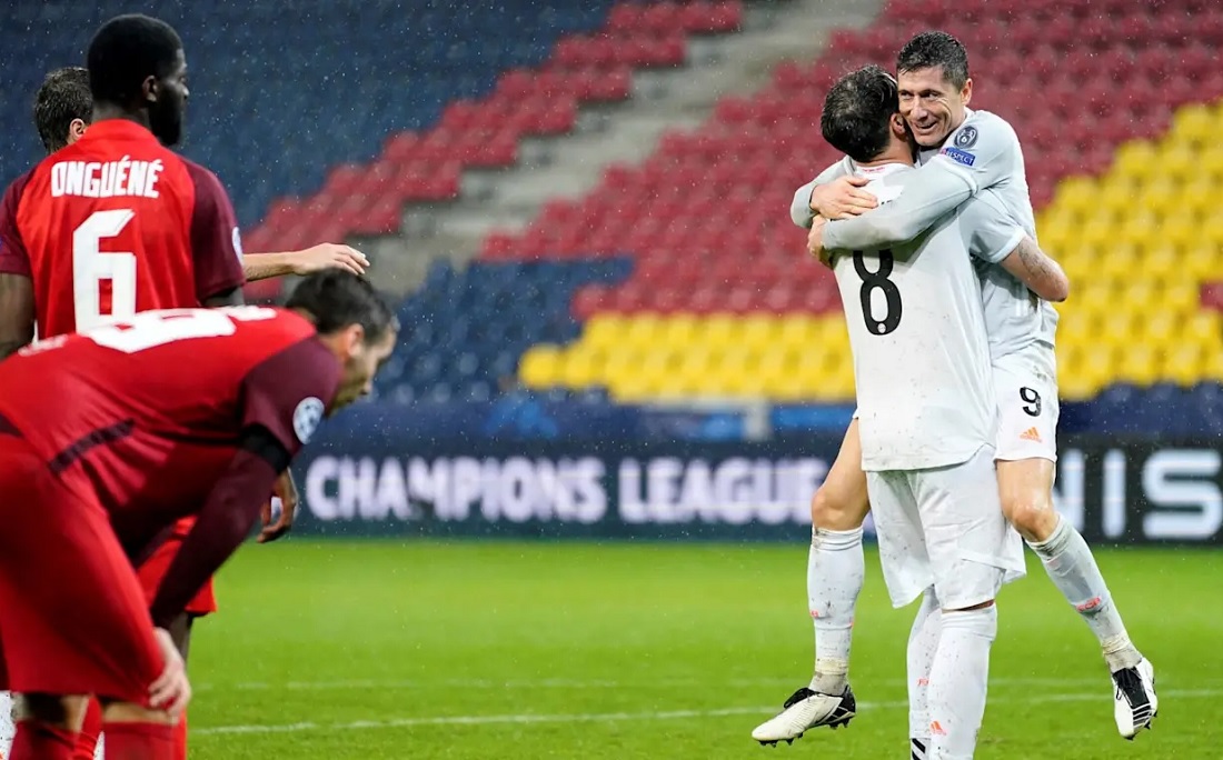 Lewandowski comemora com Javi Martínez o quinto gol do Bayern