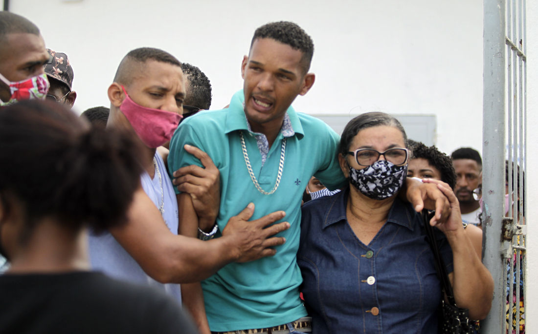 Roberto Pinheiro, 25, marido de Brenda, estava visivelmente abalado mesmo antes da chegada do corpo no Cemitério Municipal de Plataforma.