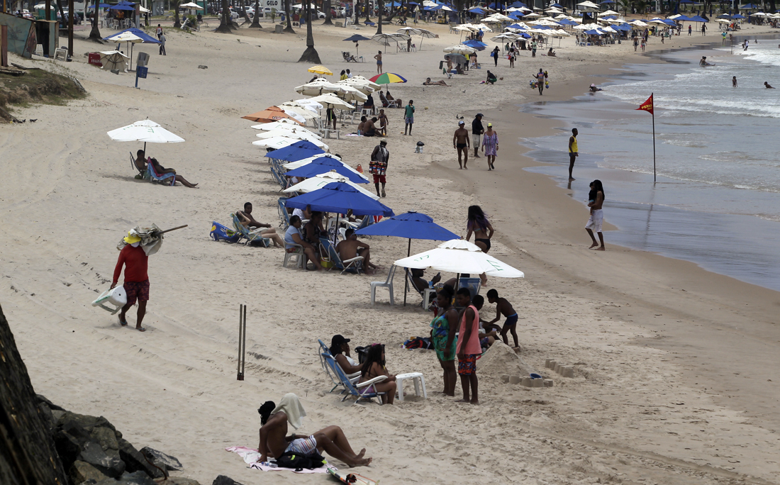Na praia de Piatã, barracas respeitavam a distância recomendada pelas autoridades.
