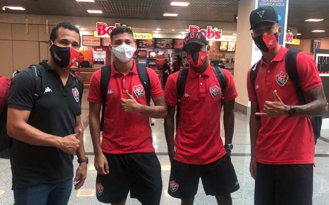 Técnica interino do Vitória, Rodrigo Chagas (esquerda) conversa com os jogadores no aeroporto de Salvador