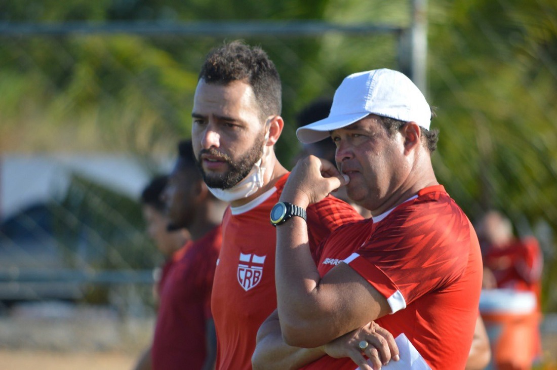 Roberto Fernandes no comando de seu primeiro treino