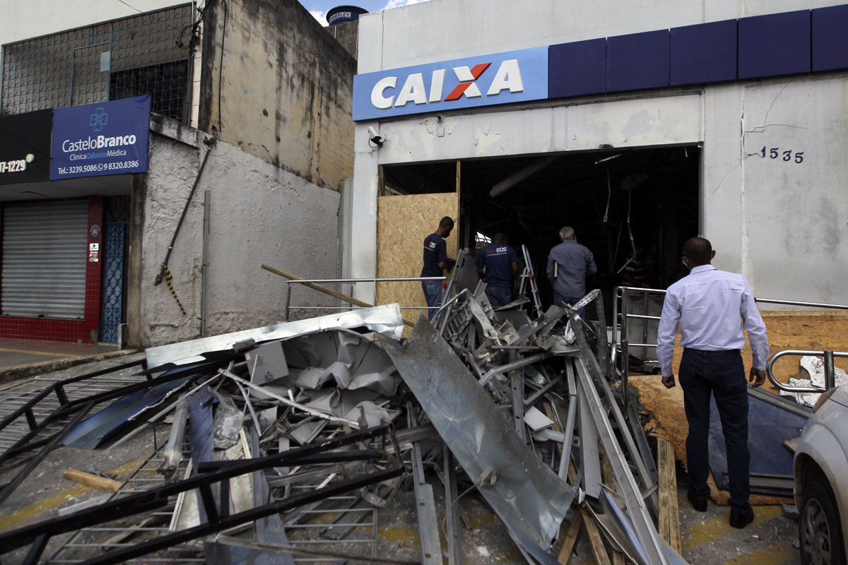 Por conta do impacto, as portas e janelas de vidros foram estilhaçadas e arremessadas no entorno do prédio. Todo o teto veio ao chão e tudo que de metal ficou retorcido ou partido ao meio.