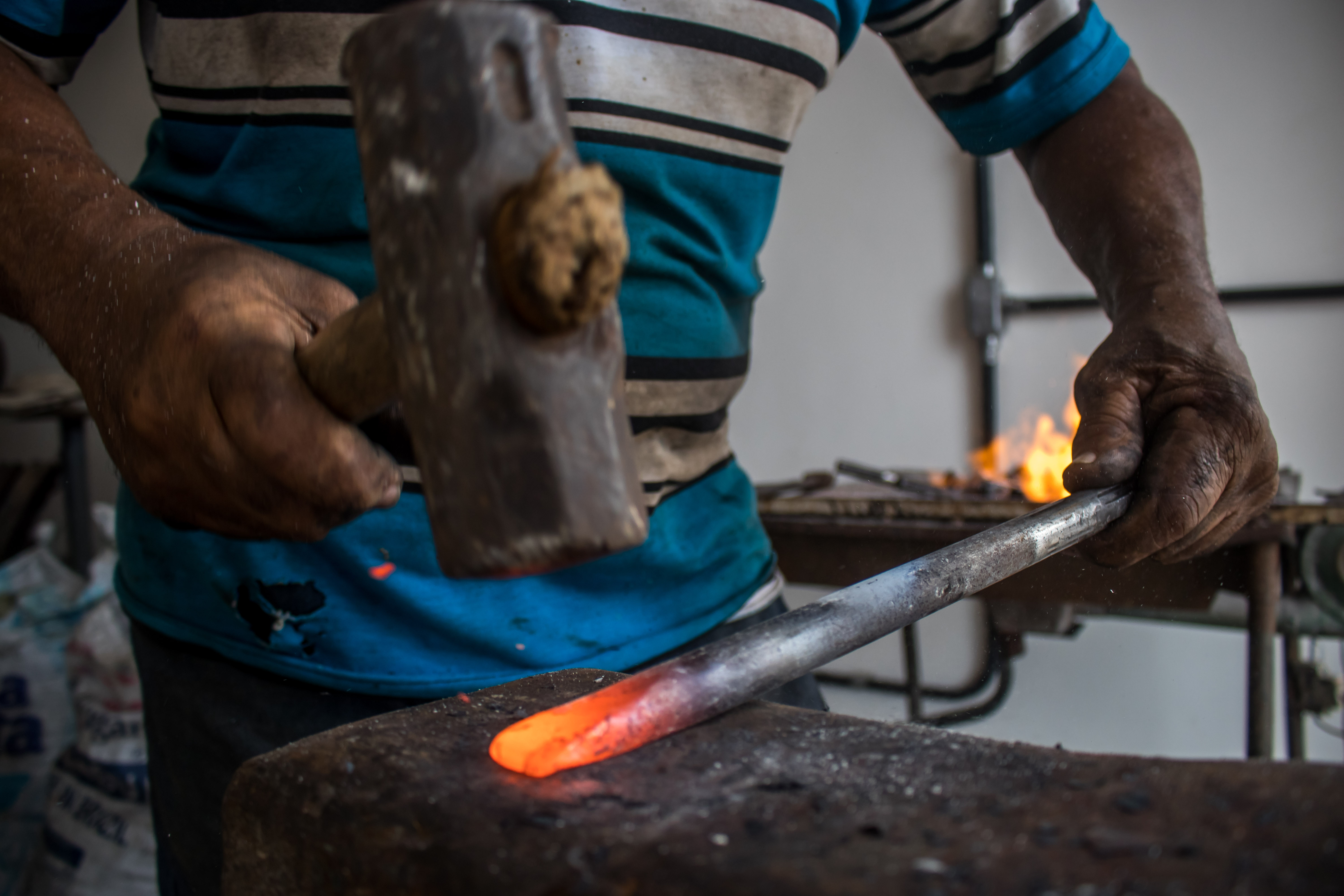 O som do martelo batendo no metal é a principal trilha sonora da Ladeira da Conceição. É preciso esquentar o ferro na forja até ficar em brasa. Depois é moldar a seu gosto