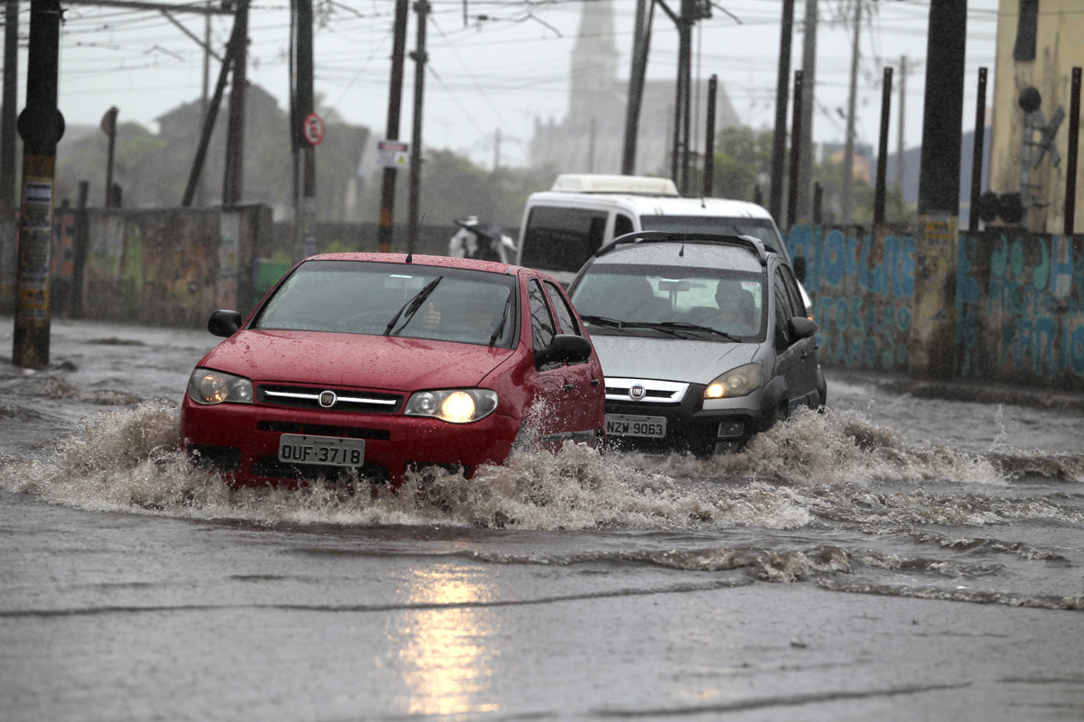 Carros tiveram dificuldade de circular pela Avenida General San Matin.